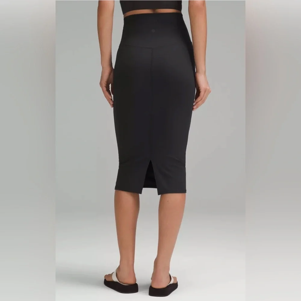 NWT LULULEMON SLIM FIT HIGH-RISE SKIRT, size 2 - Picture 3 of 4